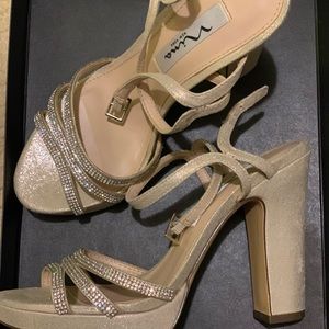 Nina Shoes Saralyn Platino size 7